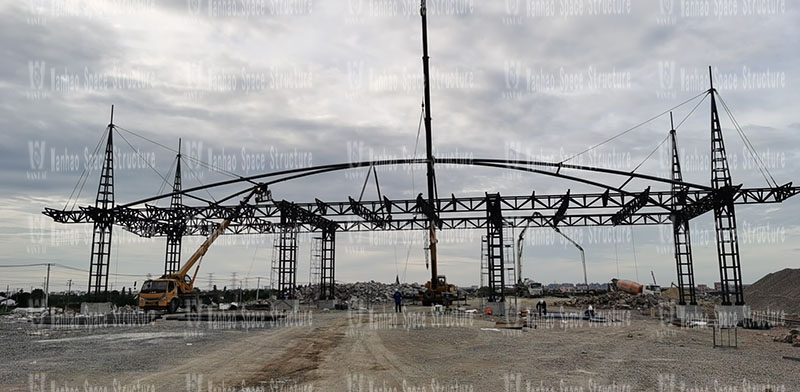 The steel structure installation of the roof project of the Shaoxing West Express Toll Station is completed
