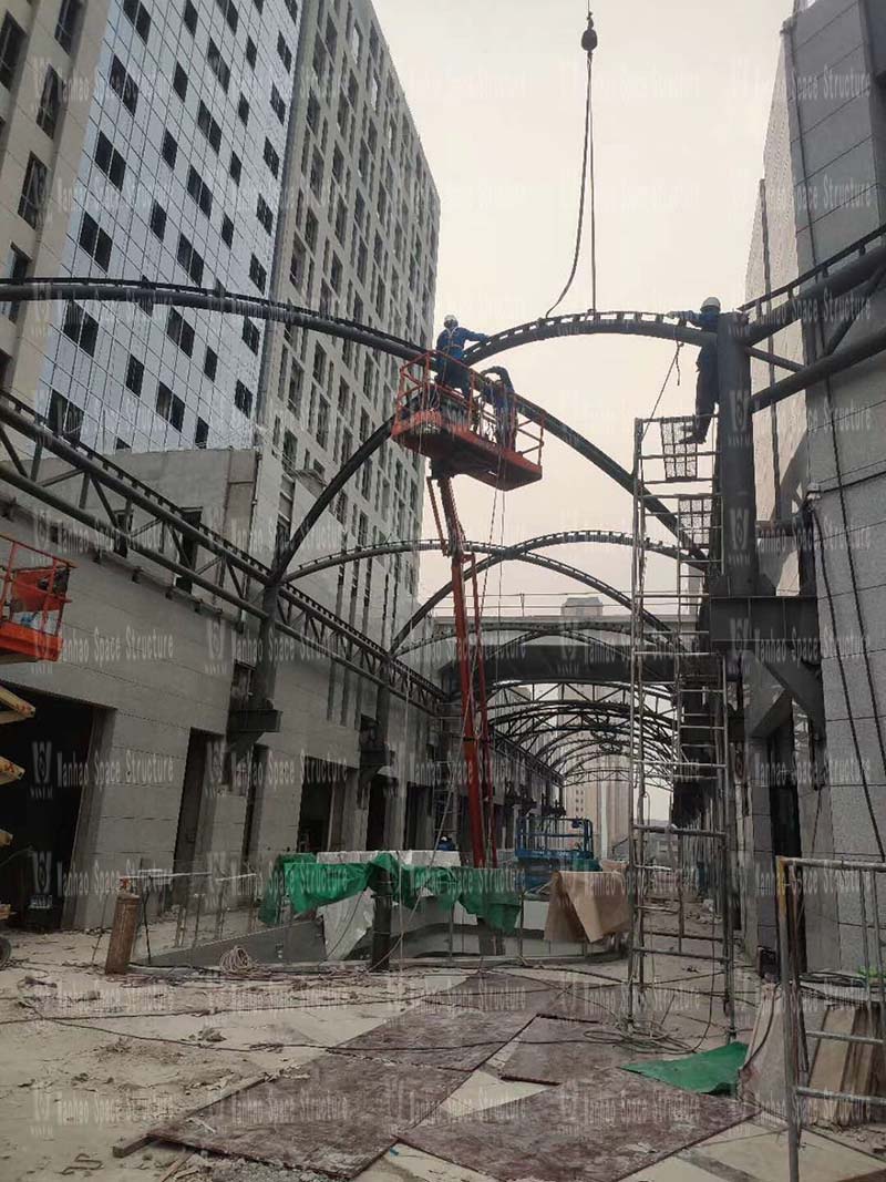 The hoisting of the membrane structure project of Xintai Excellence·Fortune Plaza is nearing completion The hoisting of the membrane structure project of Xintai Excellence·Fortune Plaza is nearing completion