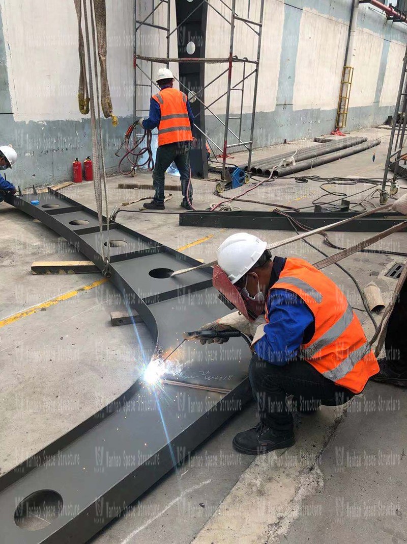 The steel structure of the membrane structure canopy project of Gale Pacific Special Textile Company is under construction The steel structure of the membrane structure canopy project of Gale Pacific Special Textile Company is under construction