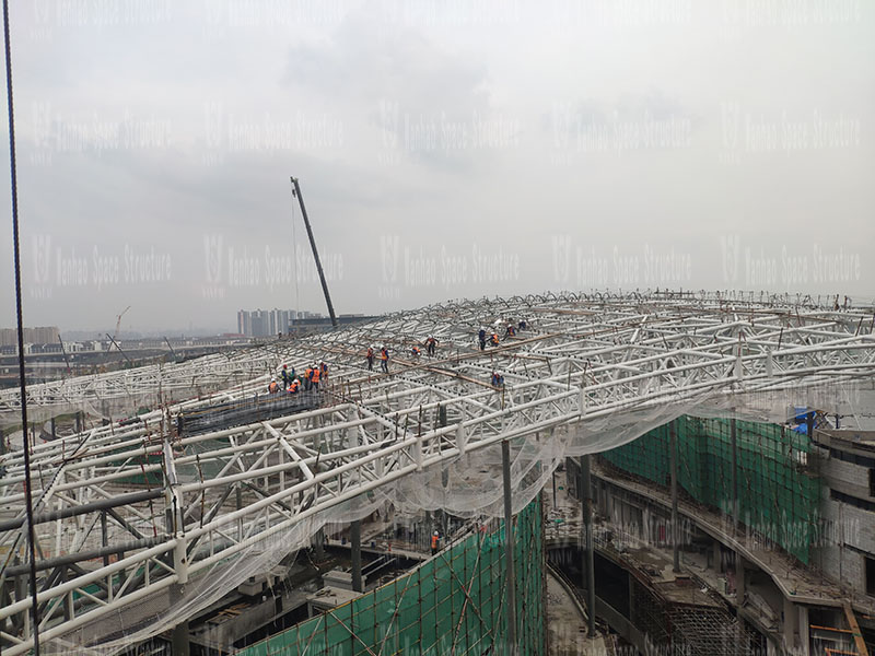 The steel structure of the membrane structure project of the Hangzhou Asian Games baseball (soft) ball sports and cultural center is being installed The steel structure of the membrane structure project of the Hangzhou Asian Games baseball (soft) ball sports and cultural center is being installed