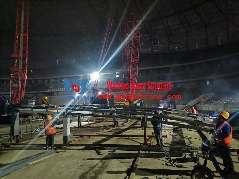 The roof steel structure of the ETFE roof membrane structure project of Chongqing Longxing Football Stadium is completed, and the membrane structure is being installed