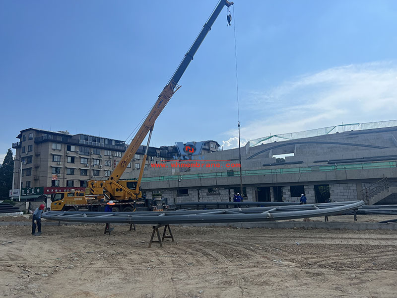 The steel film structure project of Longquan Stadium has entered the hoisting stage of steel structure