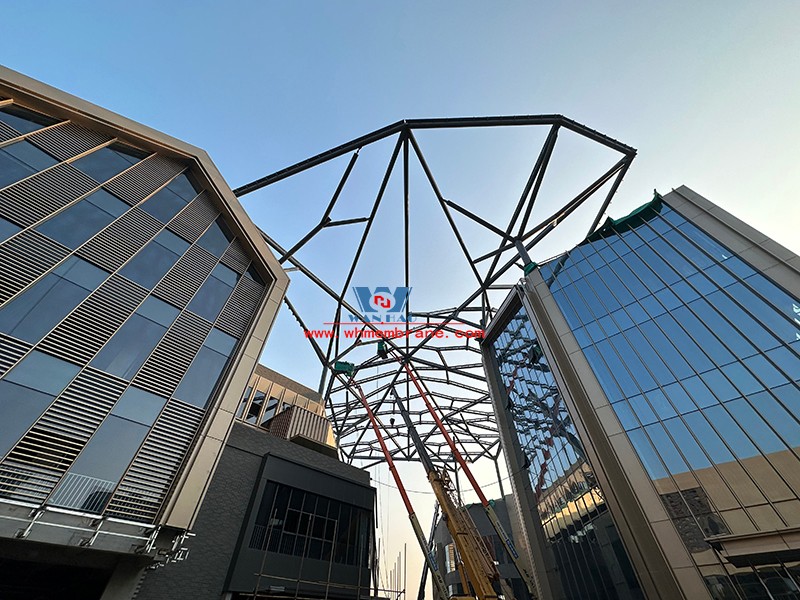 Hefei Wenyi Tangxi Tianjin Gate sky curtain steel structure and ETFE air pillow film project steel structure hoisting