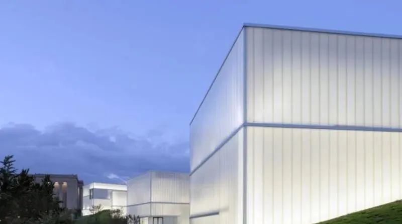 U-shaped glass - a hazy beauty that is opaque to light and scenery