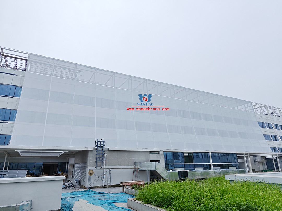 Focusing on high-quality construction, this mesh fabric curtain wall is under construction and installation