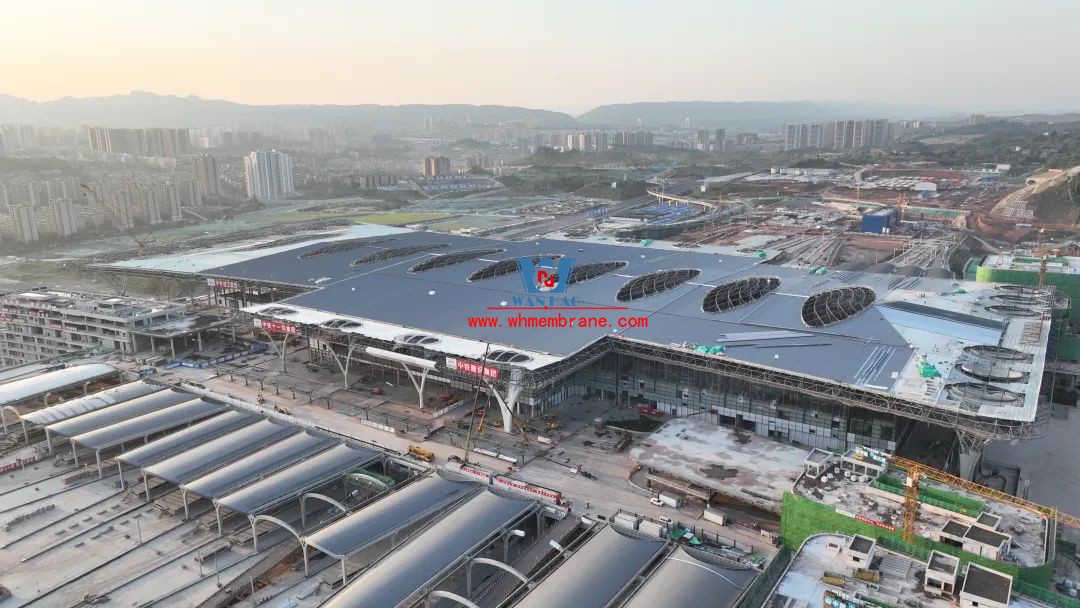 Speed up, ETFE air pillow membrane structure skylight is under hot construction and installationChongqing East Railway Station is a pilot project of city-station integration and a high-speed railway hub of city-station integration. The architectural form compares 