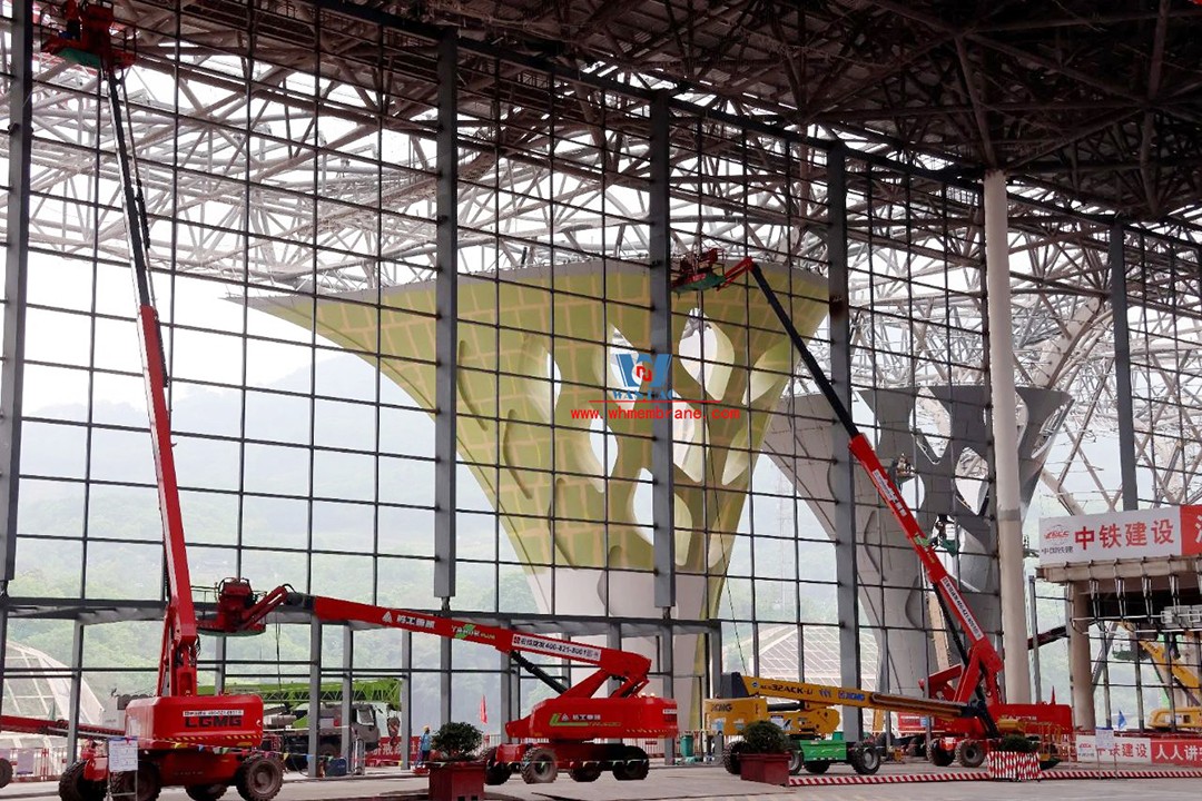 Speed up, ETFE air pillow membrane structure skylight is under hot construction and installationChongqing East Railway Station is a pilot project of city-station integration and a high-speed railway hub of city-station integration. The architectural form compares 