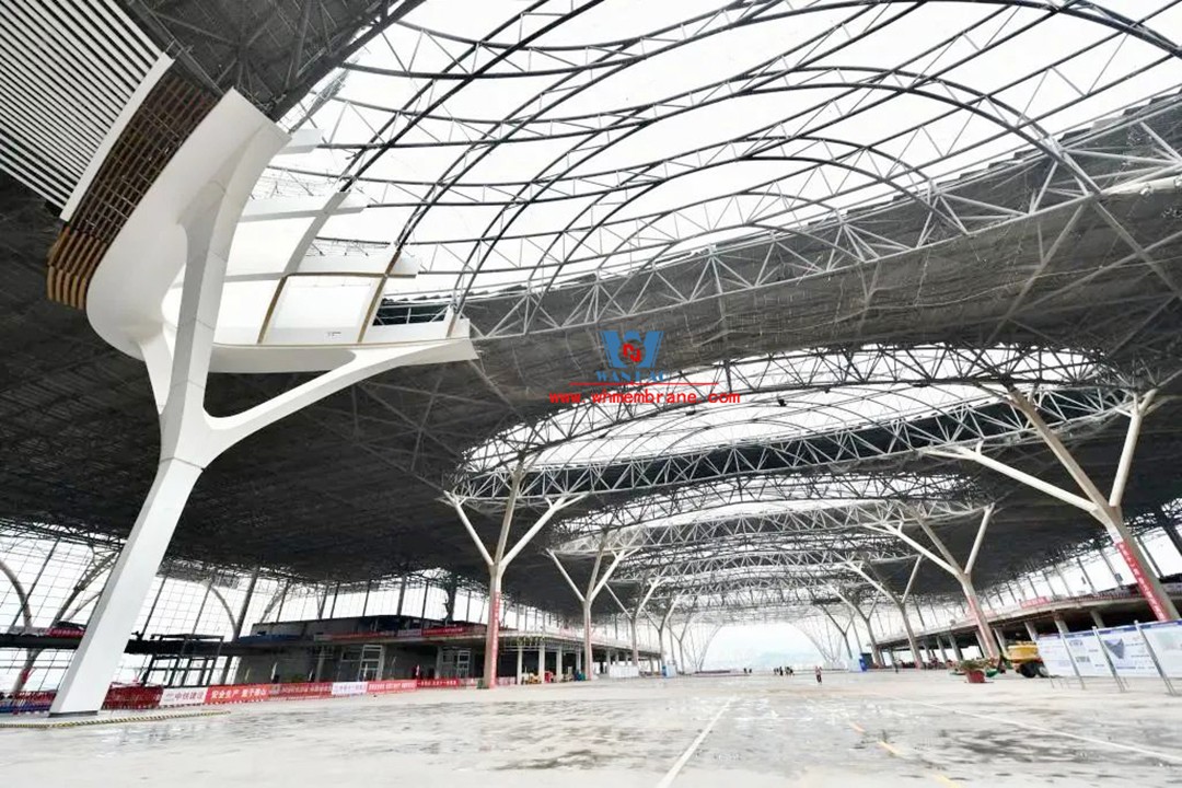Speed up, ETFE air pillow membrane structure skylight is under hot construction and installationChongqing East Railway Station is a pilot project of city-station integration and a high-speed railway hub of city-station integration. The architectural form compares 