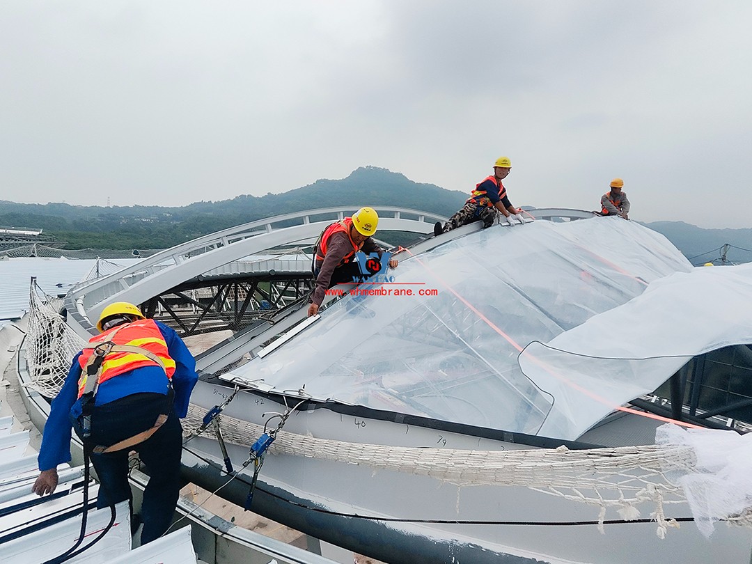 Speed up, ETFE air pillow membrane structure skylight is under hot construction and installationChongqing East Railway Station is a pilot project of city-station integration and a high-speed railway hub of city-station integration. The architectural form compares 