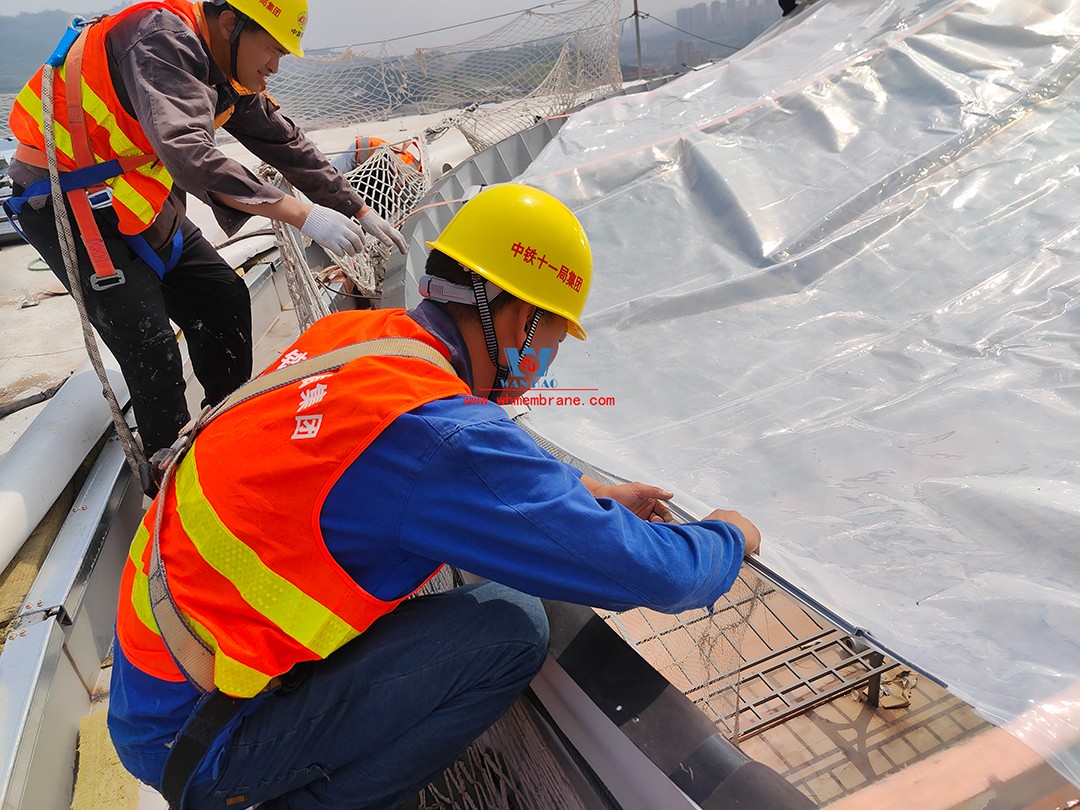 Speed up, ETFE air pillow membrane structure skylight is under hot construction and installationChongqing East Railway Station is a pilot project of city-station integration and a high-speed railway hub of city-station integration. The architectural form compares 
