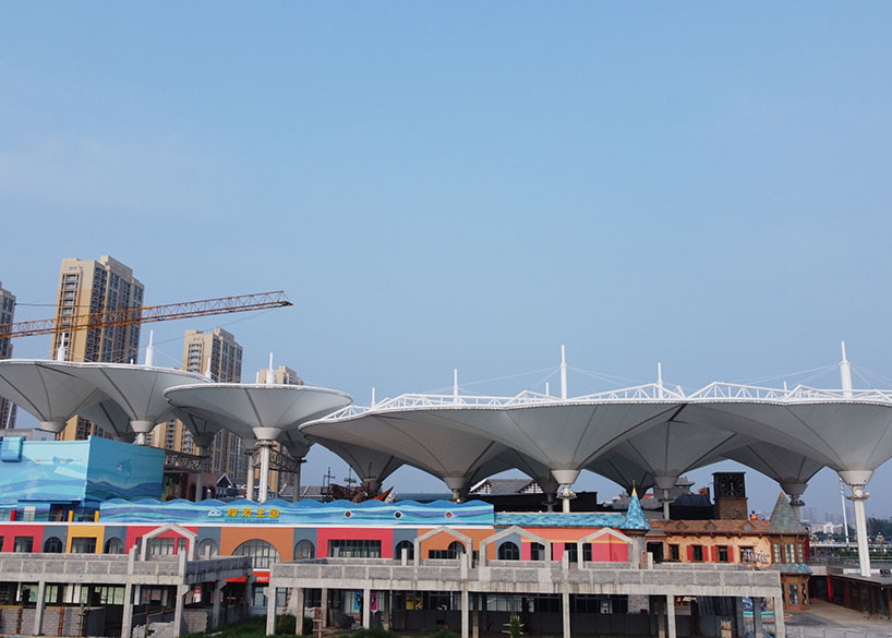 هيكل شدّ غشائي بتصميم مظلة من مادة PTFE لمركز تسوق تجاري