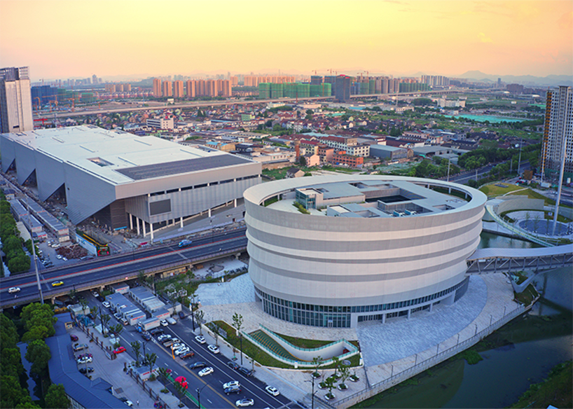 واجهة نسيجية شبكية مشدودة من PTFE وهيكل فولاذي لمركز المؤتمرات والمعارض الدولي