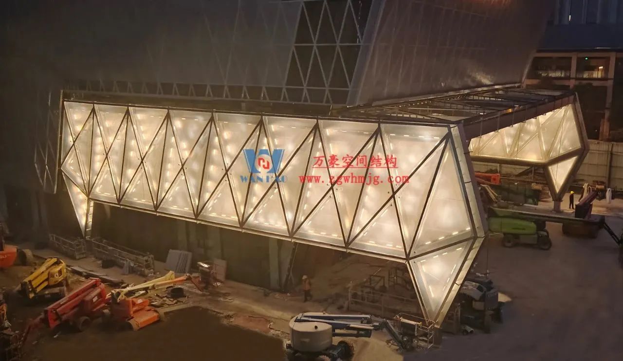 مشروع تصميم حديث لواجهة غشائية تجارية باستخدام وسائد هوائية من ETFE وشبكة غشائية من PTFE