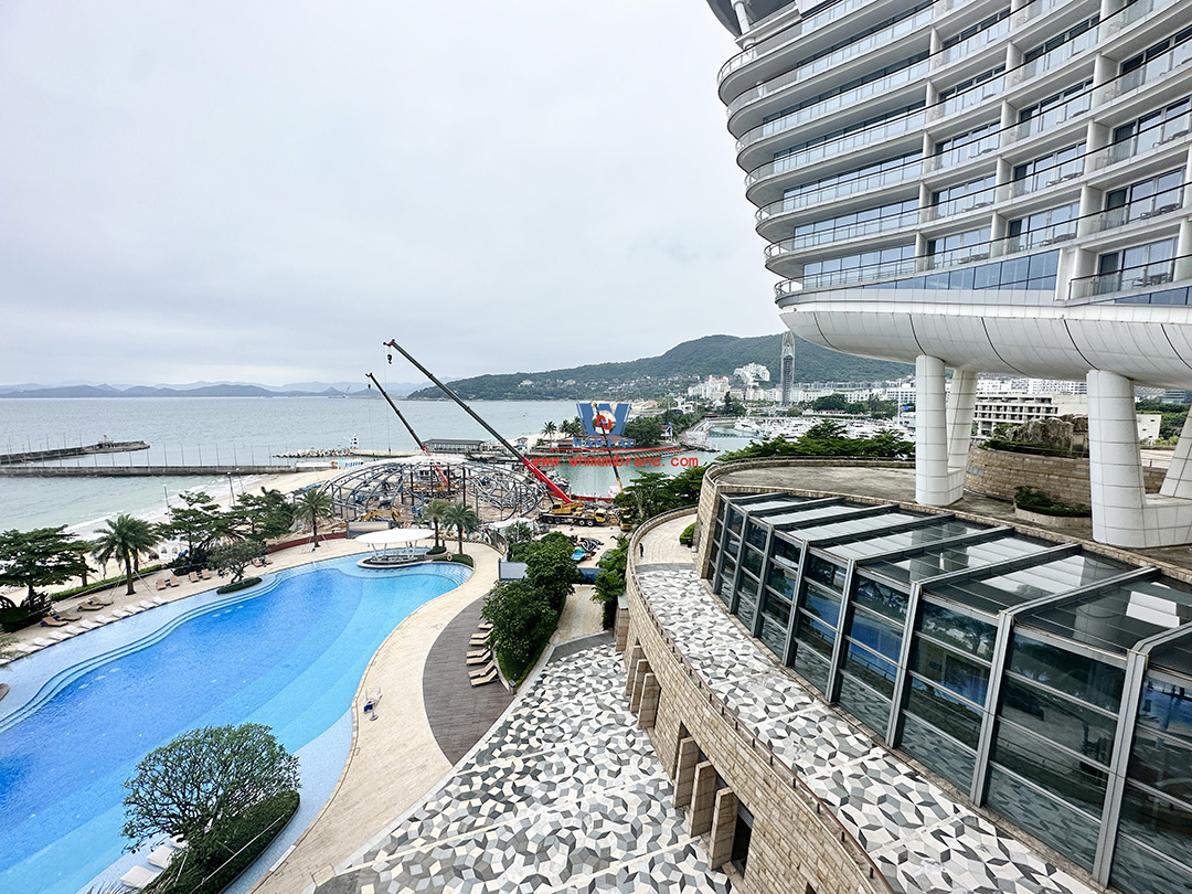 Space steel structure and PTFE membrane structure combined into a bright 