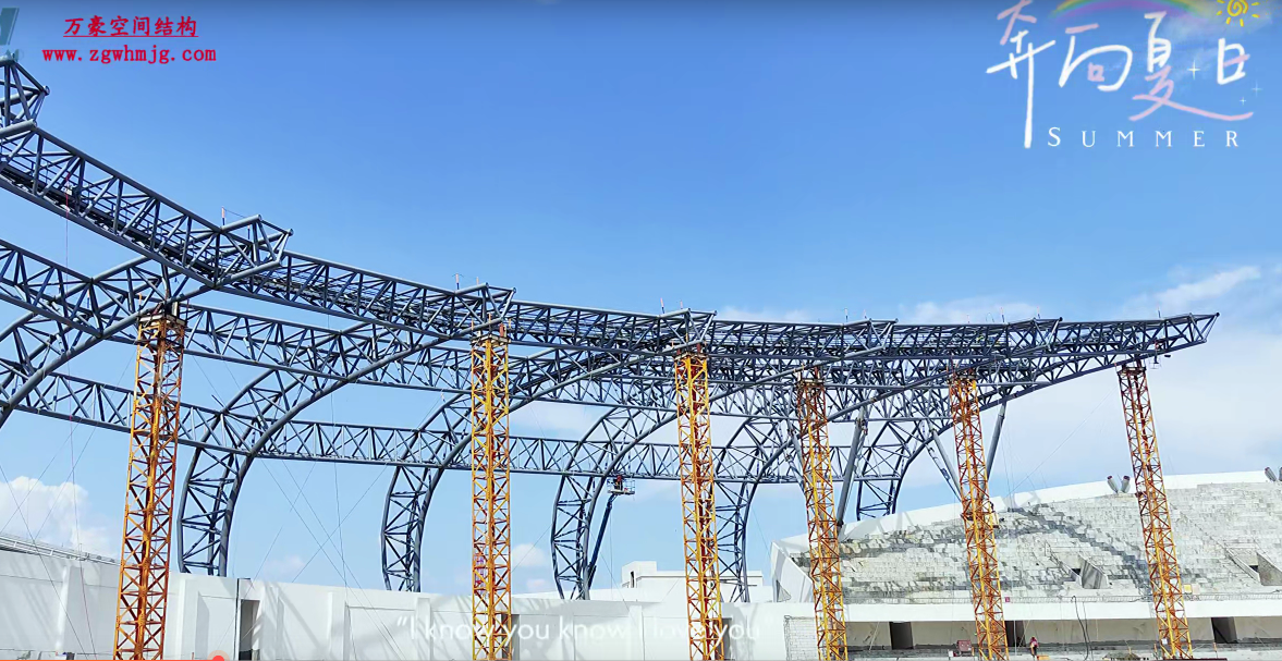 Complex special-shaped space steel structure is under hot construction