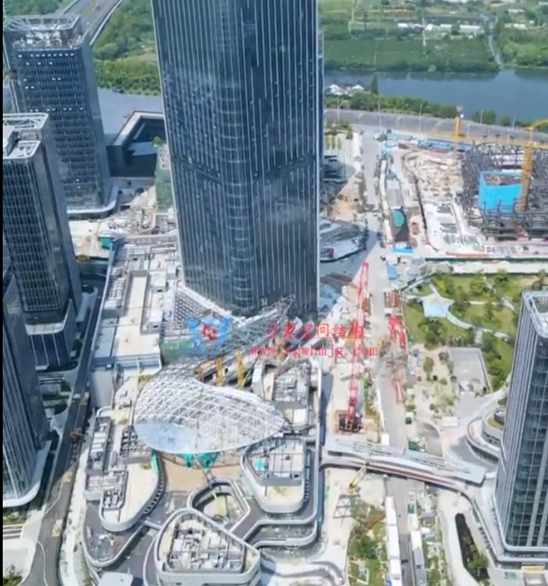 Complex space steel structure installation site