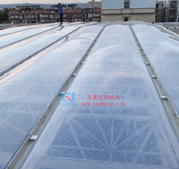 ETFE air pillow roof construction and installation